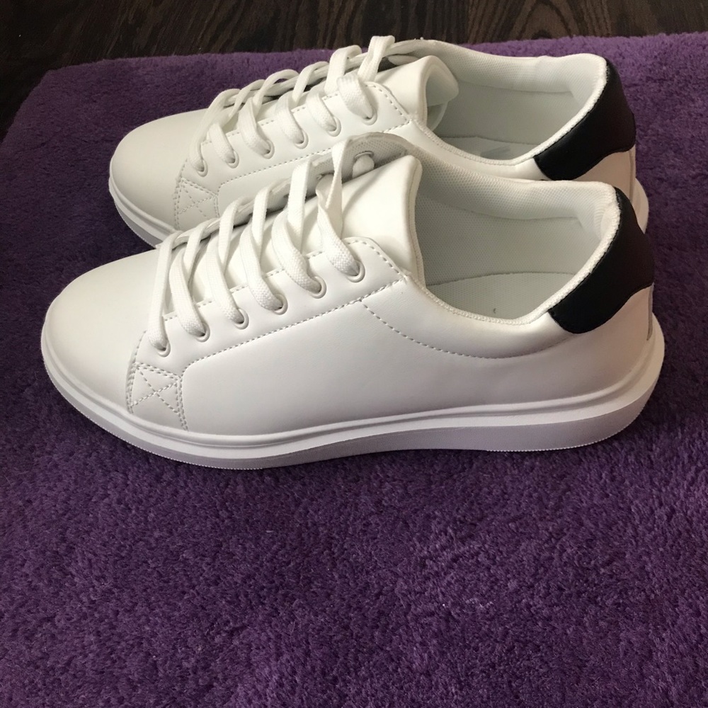 New mens size 11 white shoes